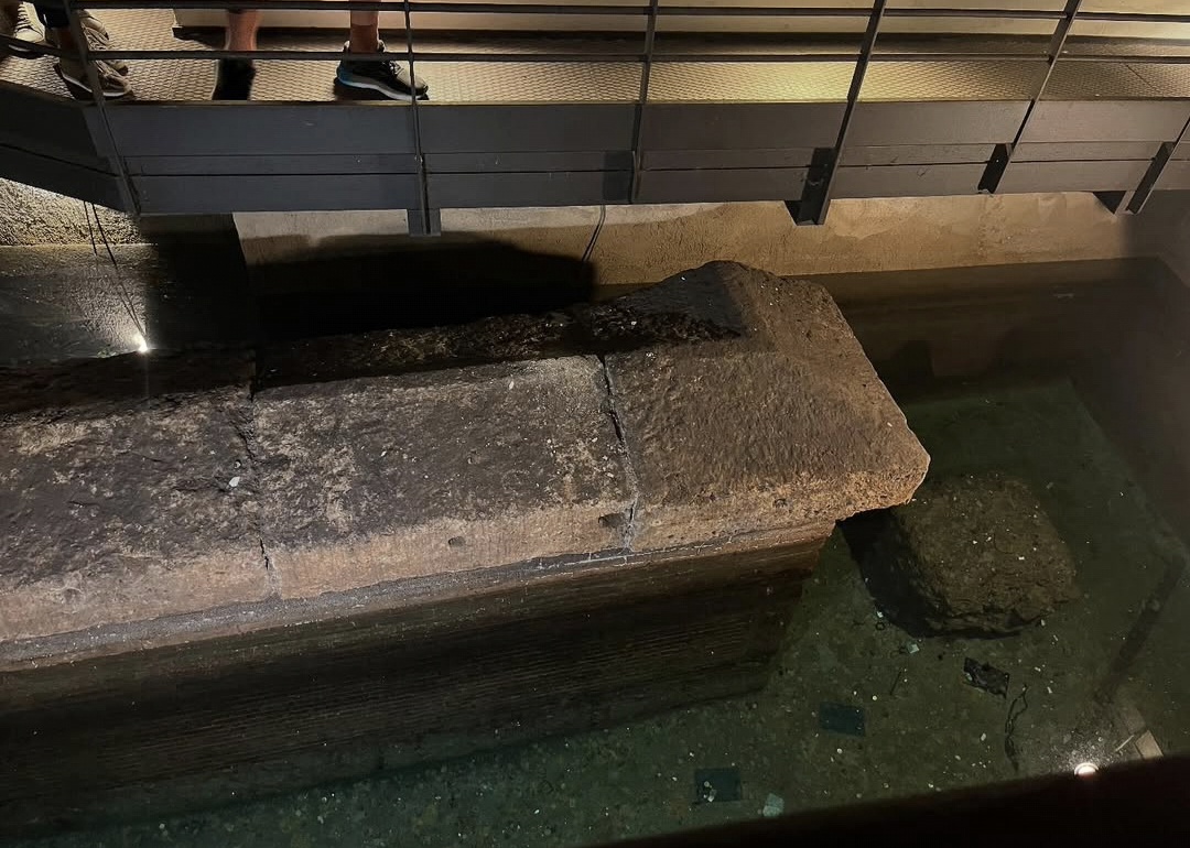 Water and Roman archaeological structures beneath Palazzo della Cancelleria