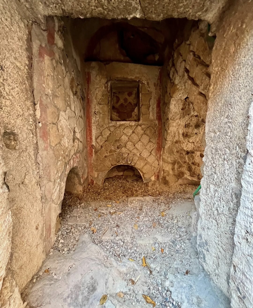 Archaeological remains of the Via Ostiense necropolis at Saulo