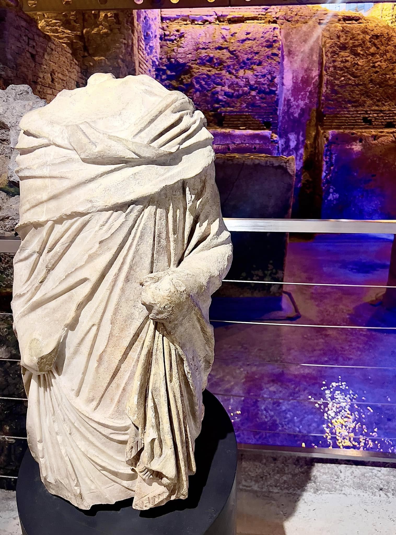 Private archaeological experience beneath Rome