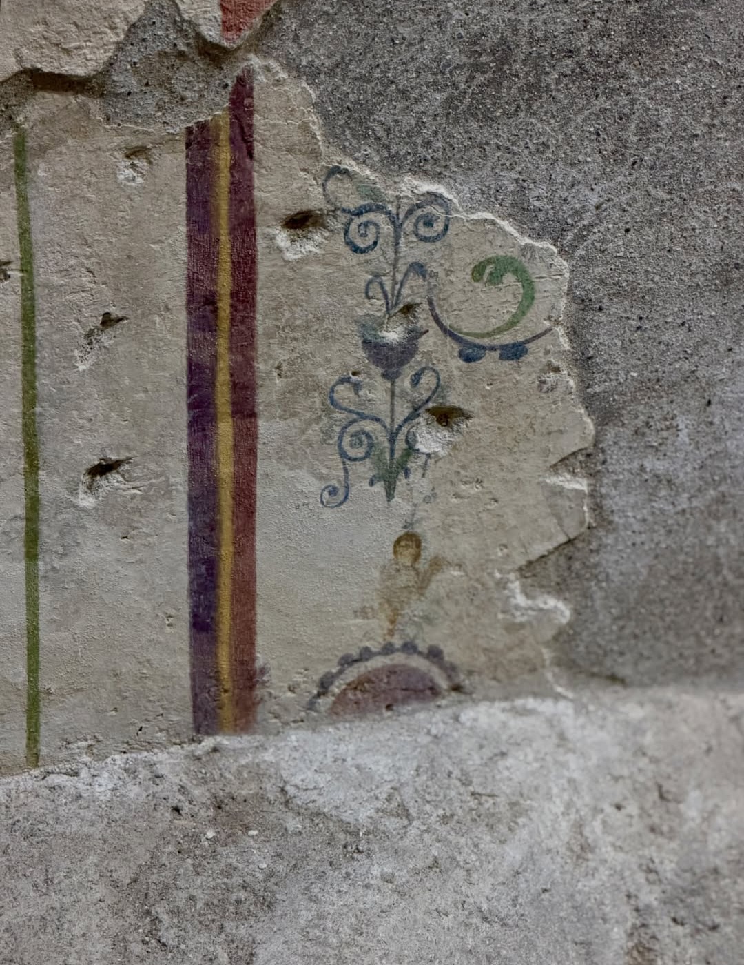 Wall and plaster in the archaeological room on Via Garibaldi